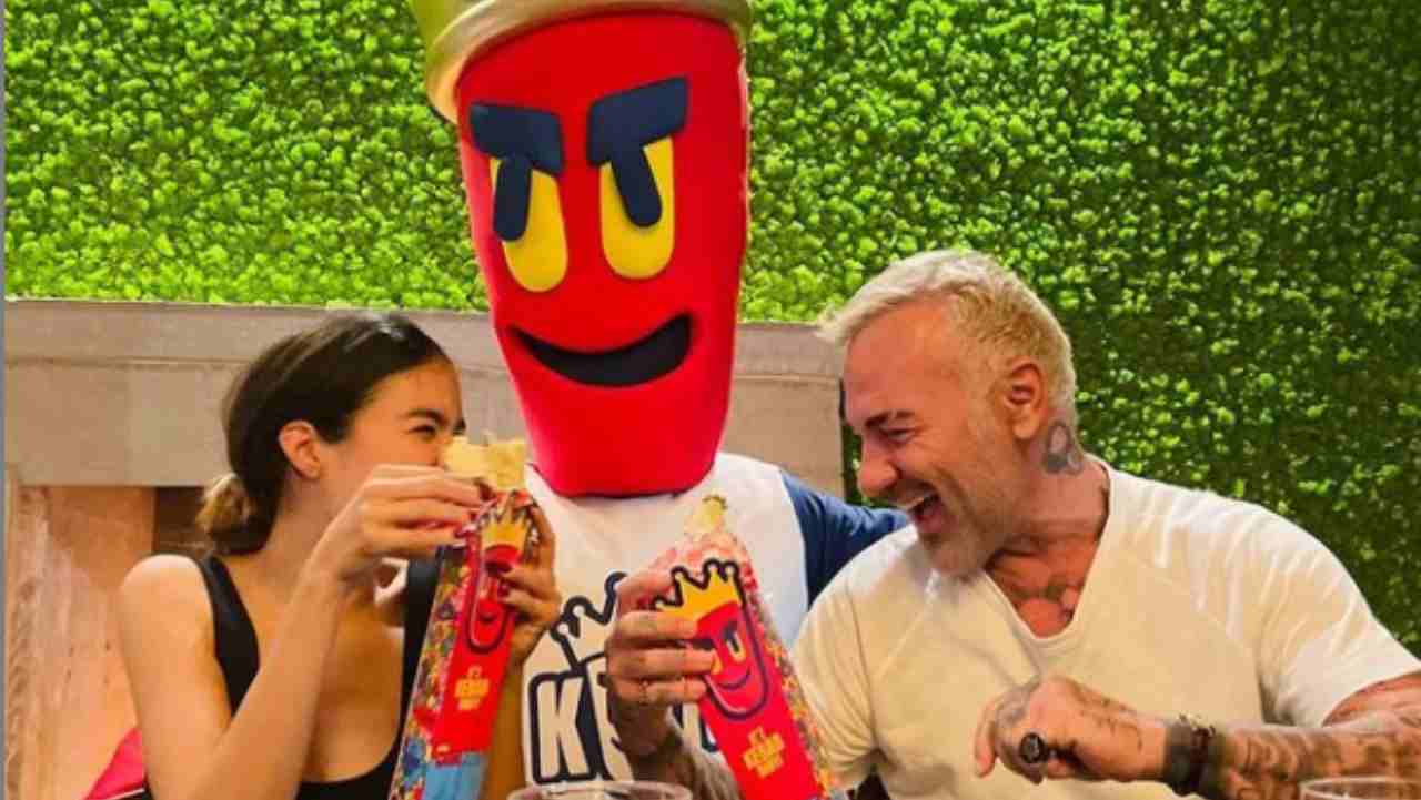 Gianluca Vacchi lancia il suo nuovo kebab