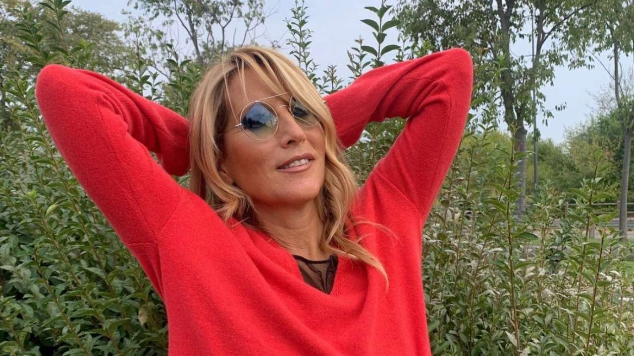 Jo Squillo con n maglio rosso