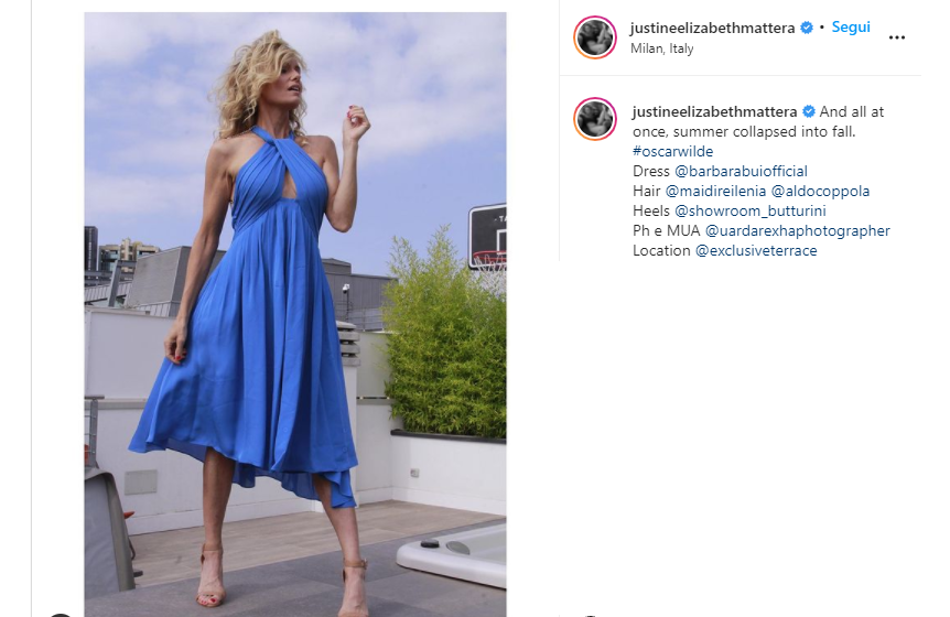 Justine in abito blu alla Marylin Monroe