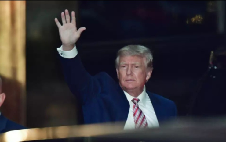 L'ex presidente saluta la folla