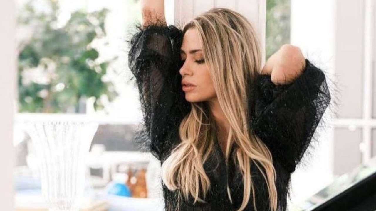 Martina Stella con il pancione