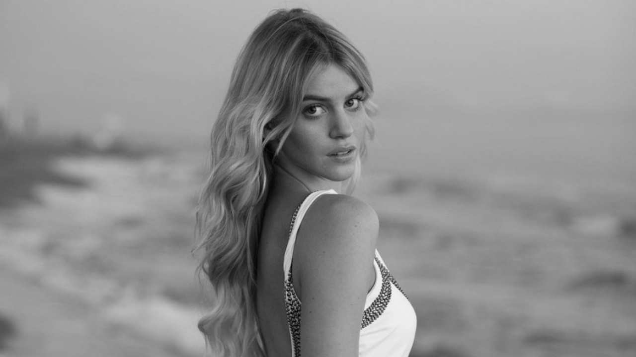 Sara Croce in riva al mare