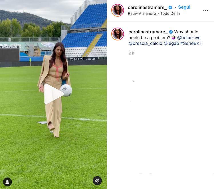 Caterina Stramare palleggia su un campo da calcio