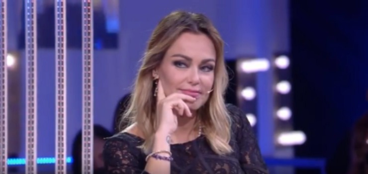 Sonia ascolta la telefonata del marito