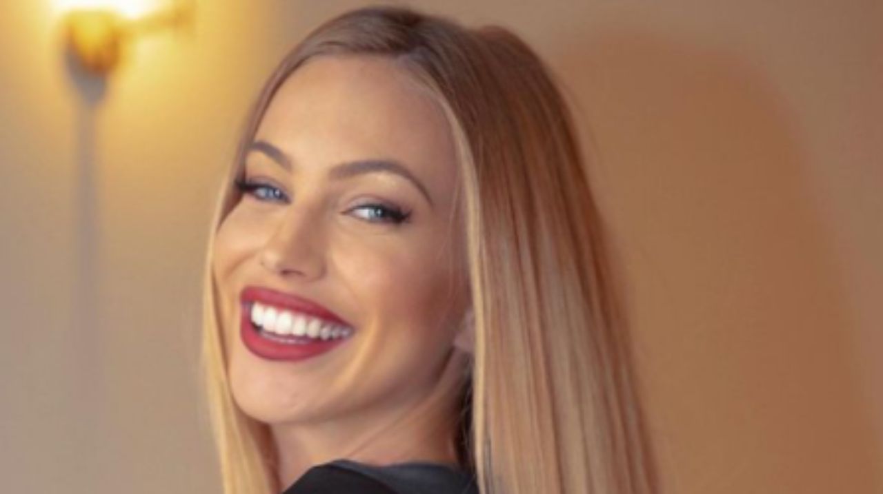 Taylor Mega sorridente