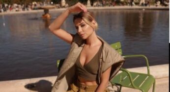Veronica Ferraro turista a Parigi: l’outfit fa impazzire tutti
