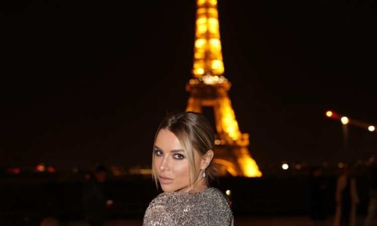 Veronica Ferraro davanti alla Torre Eiffel