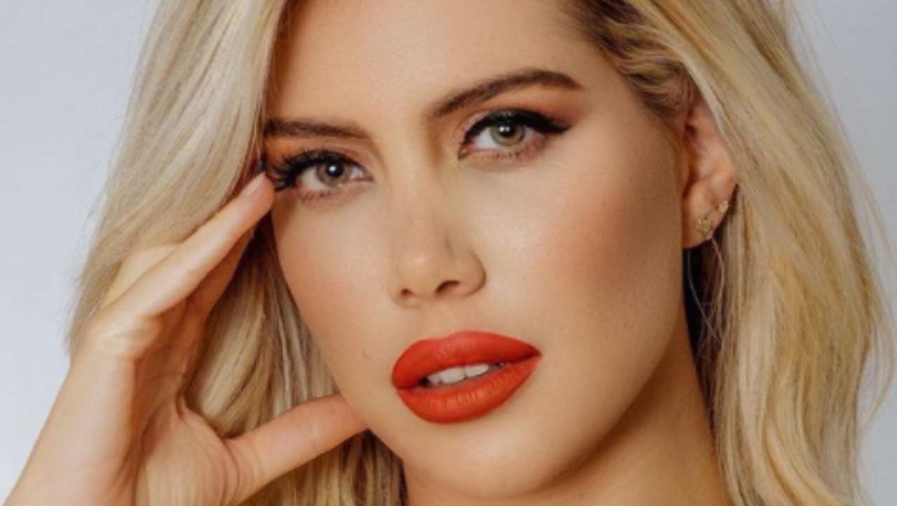 Wanda Nara con il rossetto rosso