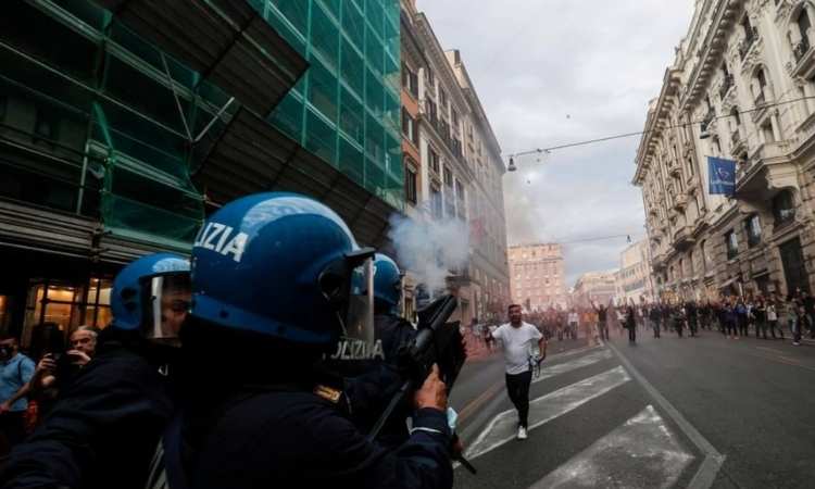scontri tra polizia e manifestanti