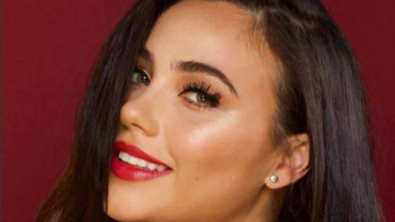 Adua Del Vesco a lezione di yoga