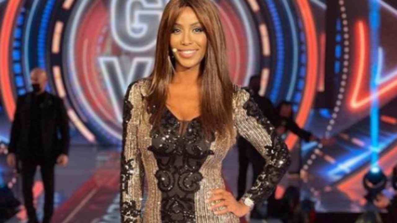 Ainett Stephens con il vestito mini