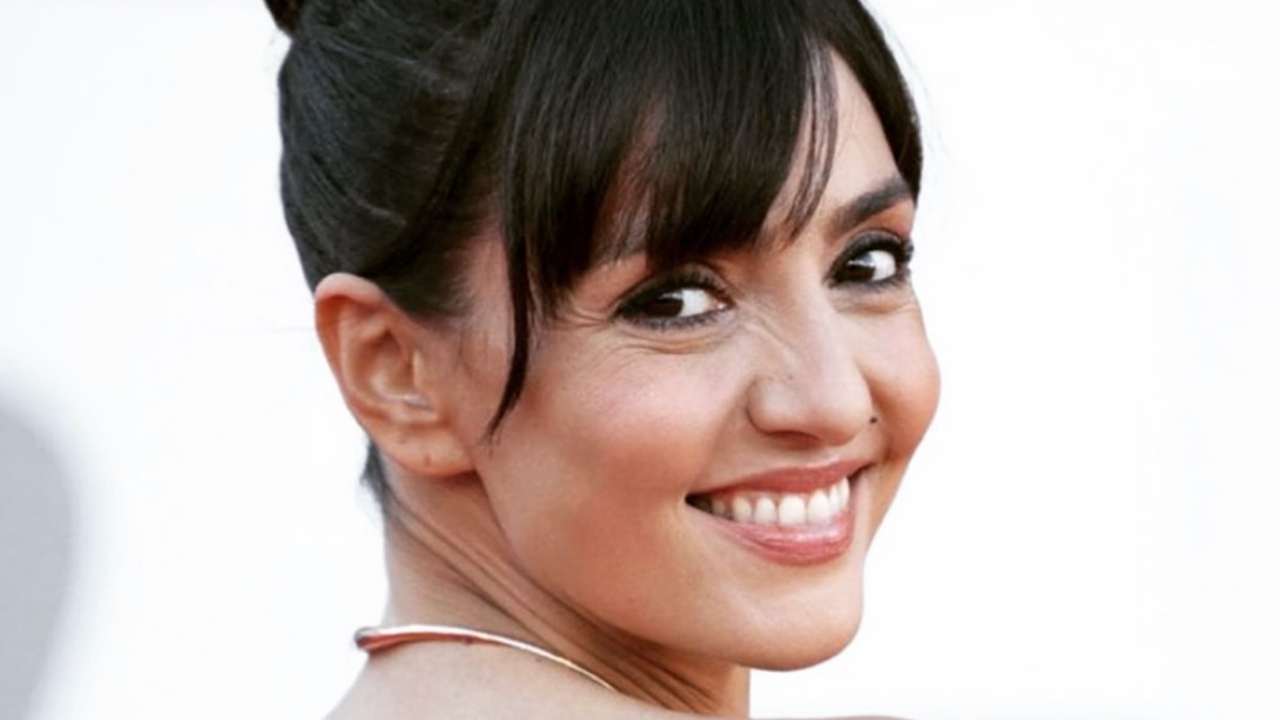 Ambra Angiolini impassibile, primo piano