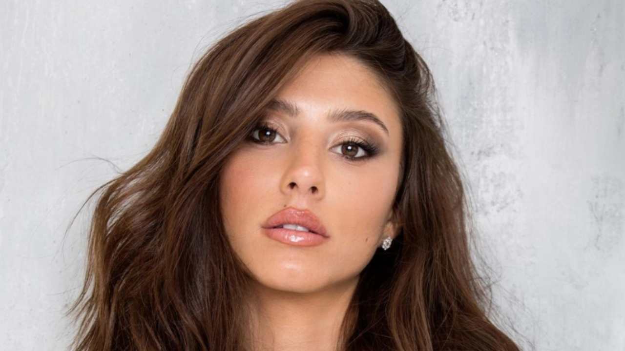 Angela Nasti incanta in auto