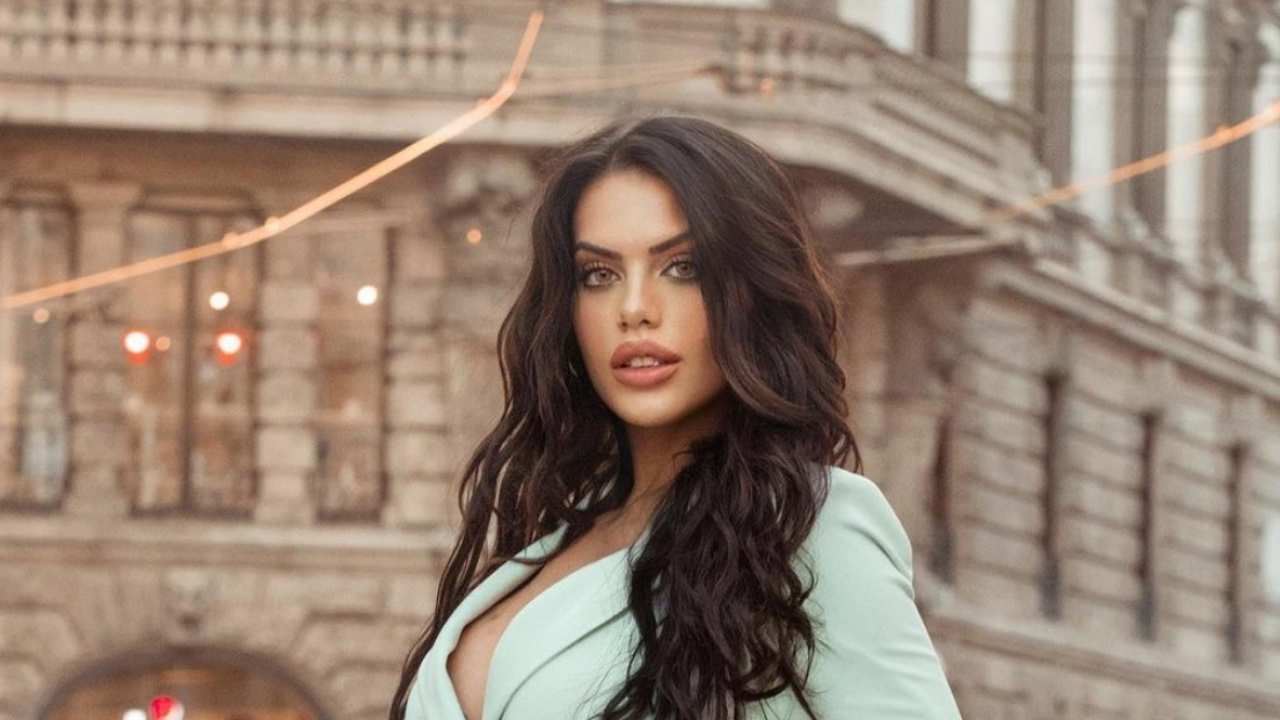 Antonella Fiordelisi e l'abito che non copre le gambe