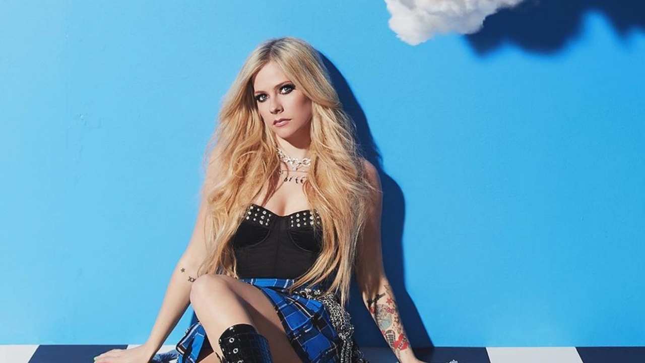 Avril Lavigne e l'annuncio che scatena i fan o