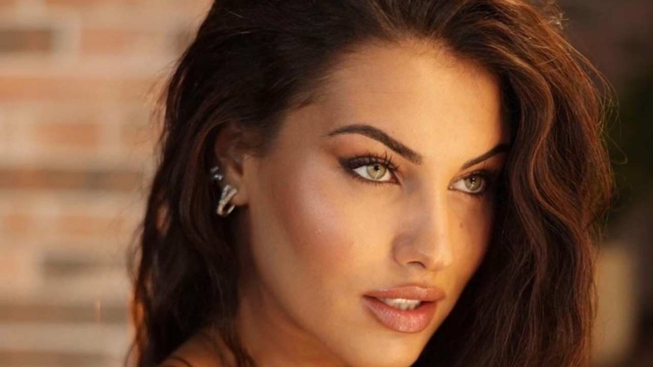 Carolina Stramare elegante e sensuale