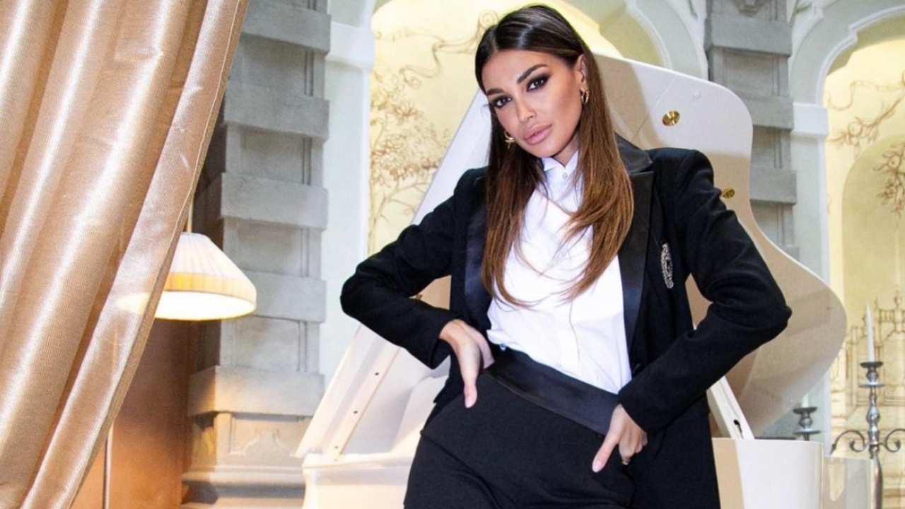 Cristina Buccino e l'abito scivola giù