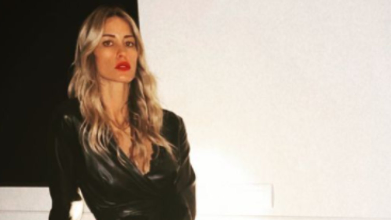 Elena Santarelli in abito nero