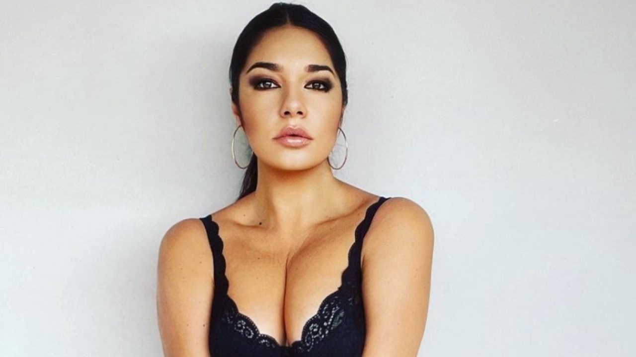 Elisa D'Ospina in posa