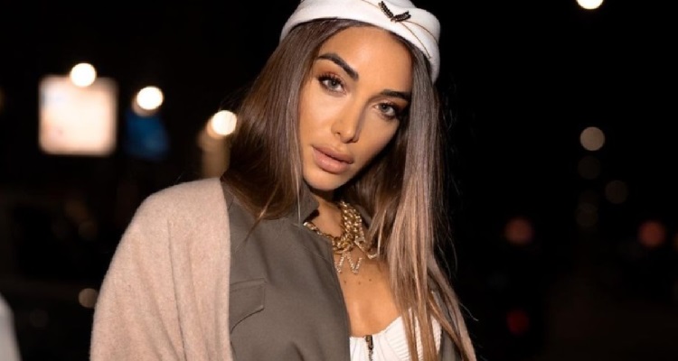 Elisa De Panicis in posa