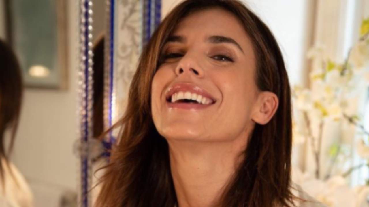 Elisabetta Canalis allo specchio