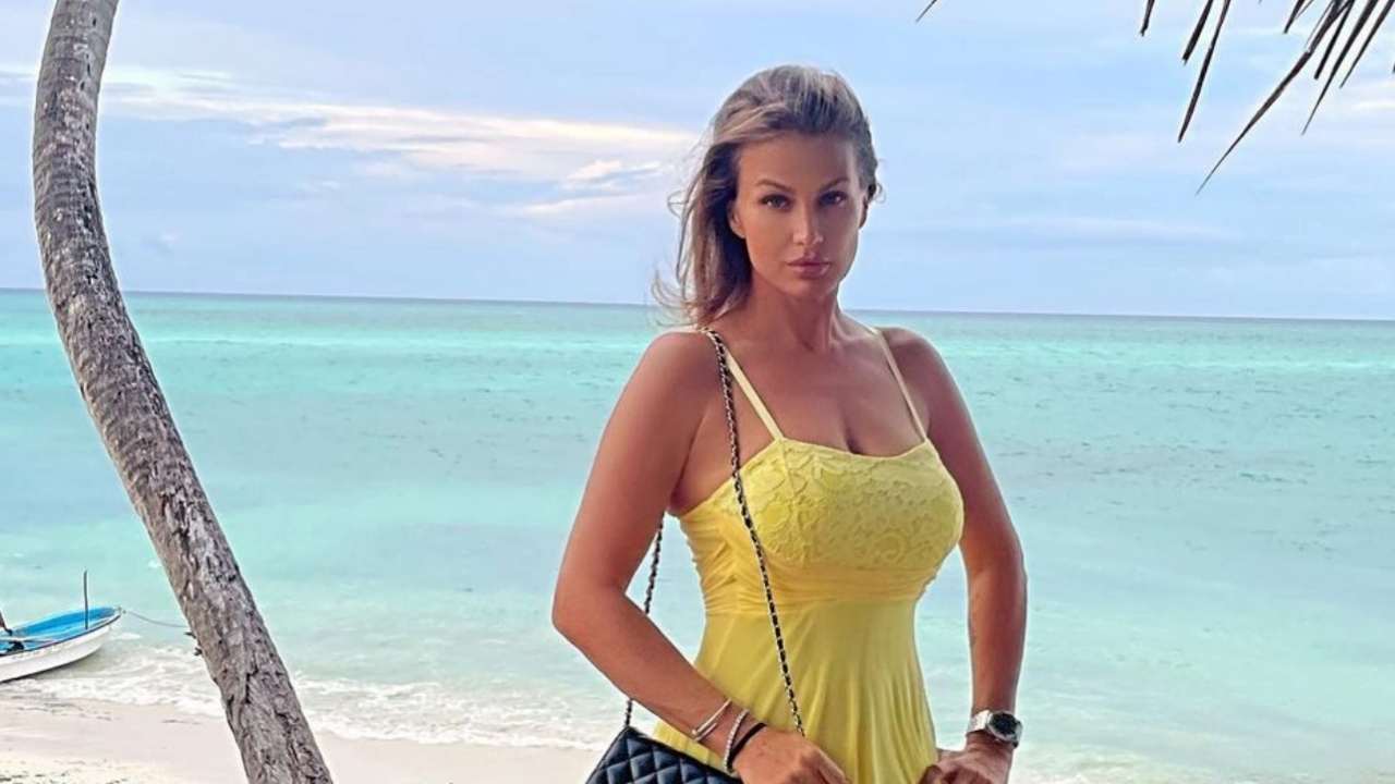 Eva Henger alza il vestito