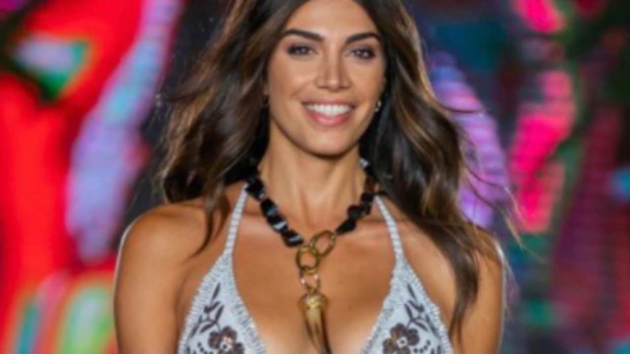 Fabrizia Santarelli in bikini