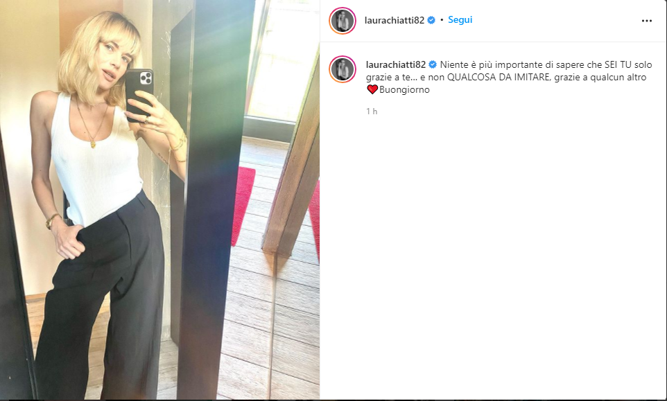 Il selfie di Laura senza reggiseno