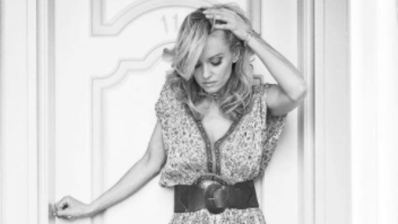 Justine Mattera in bianco e nero