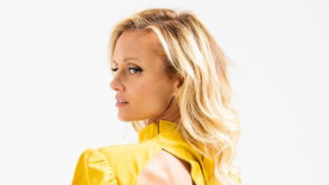 Justine Mattera in giallo