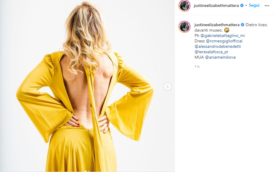 Justine con la schiena scoperta