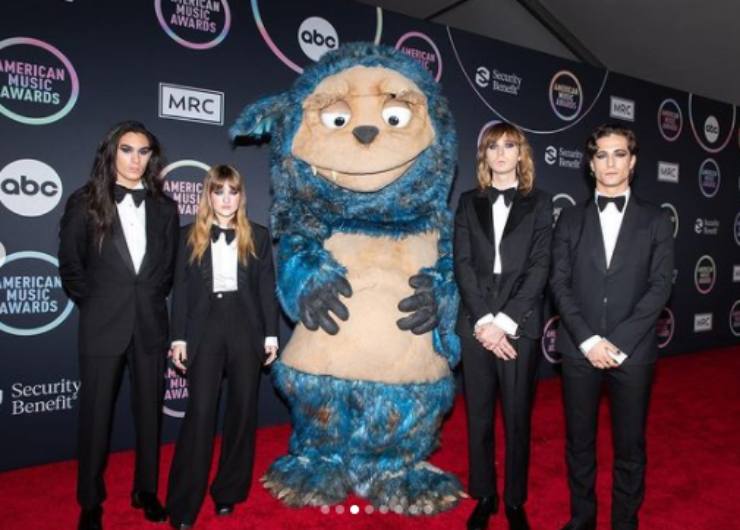 La band in abito nero