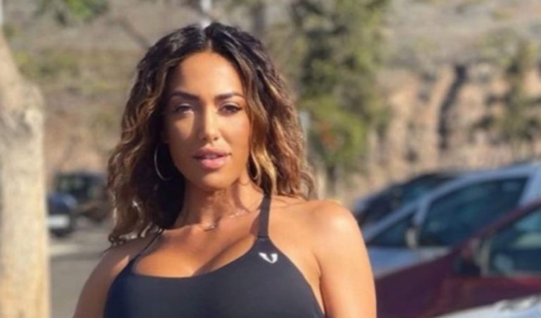 Federica Pacela incanta il web: davanzale in bella vista