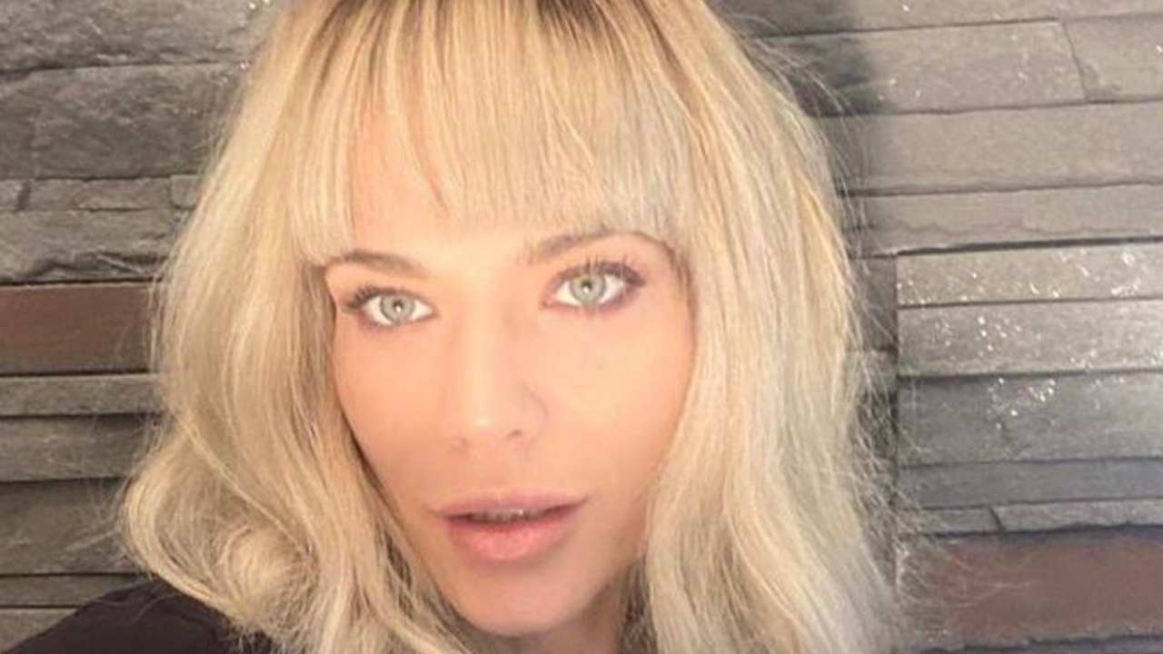 Laura Chiatti si gira e ci da le spalle