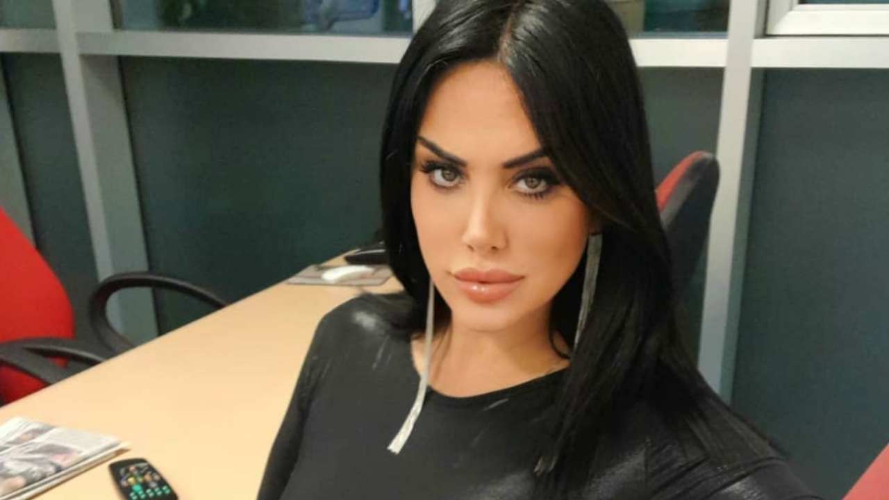 Marika Fruscio tutta di bianco