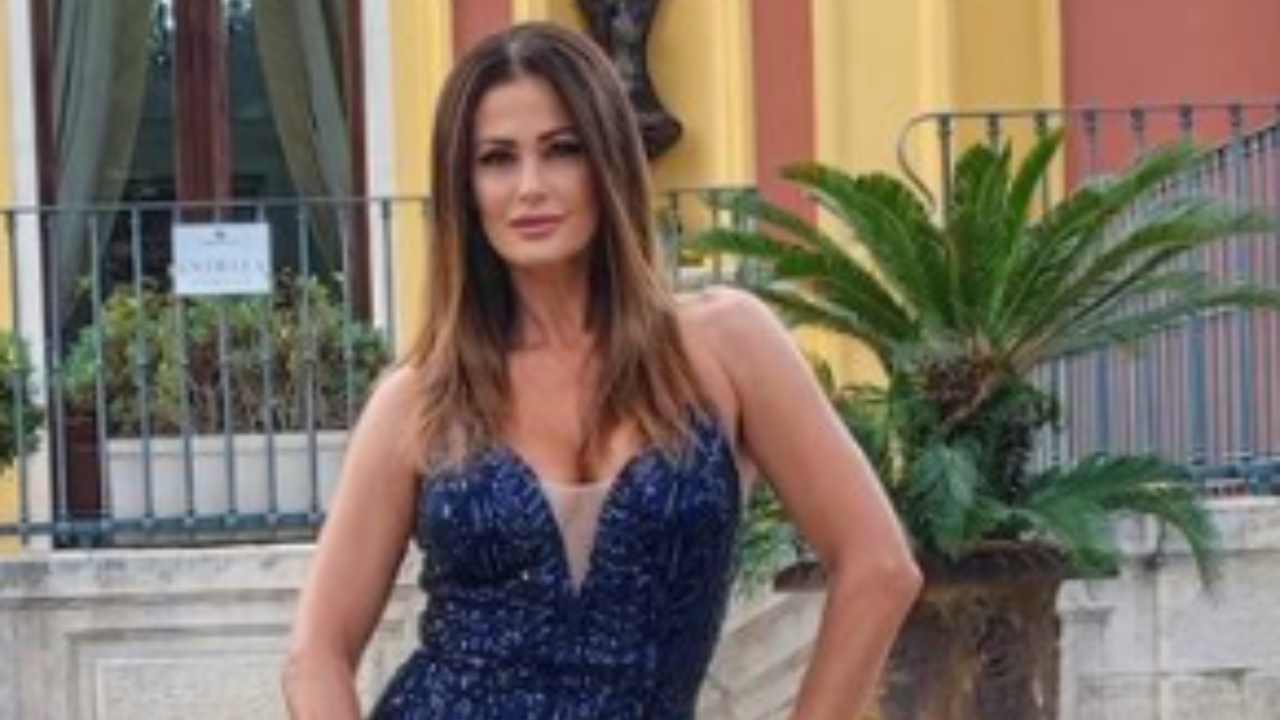 Samantha De Grenet in abito blu