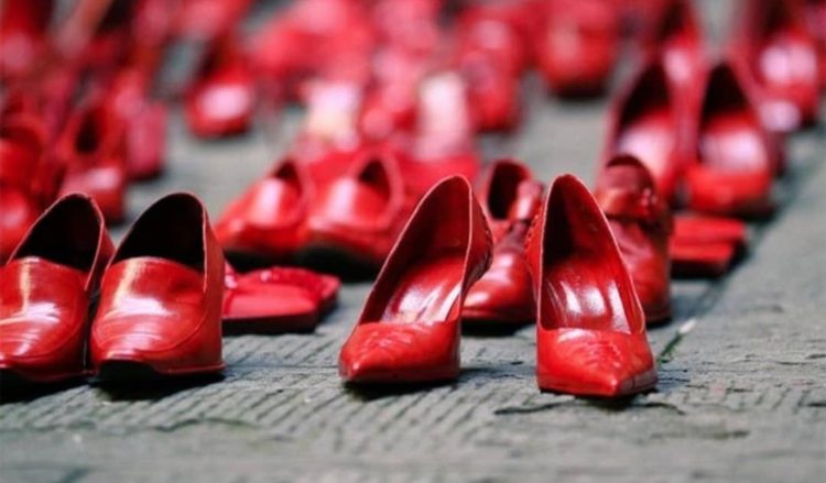Scarpe rosse contro la violenza sulle donne (1)