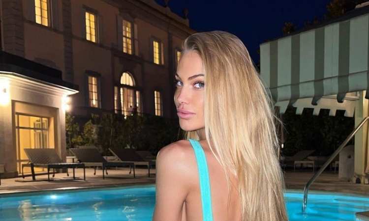 Taylor Mega splendida in piscina