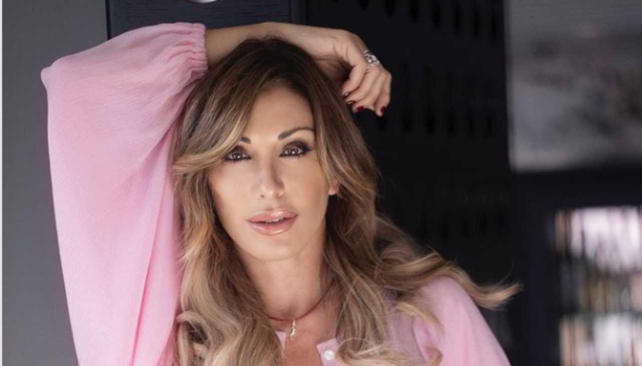 sabrina salerno rosa camicia