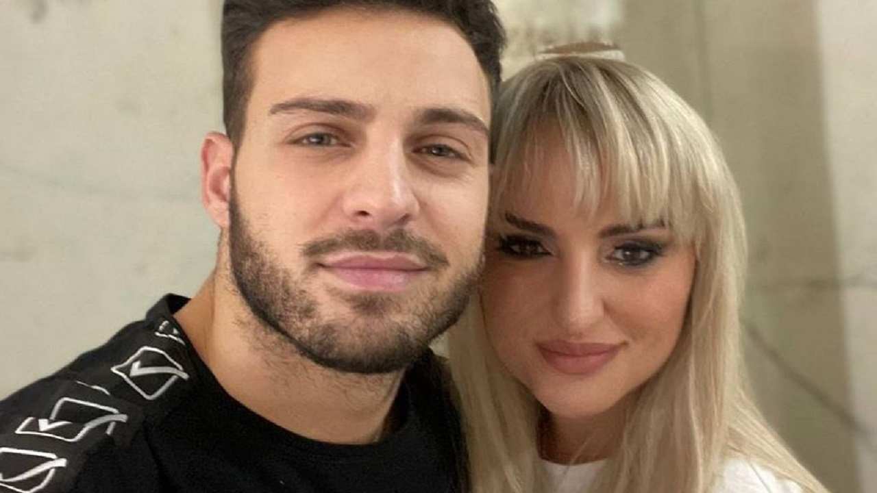 Arisa e Vito Coppola abbracciati