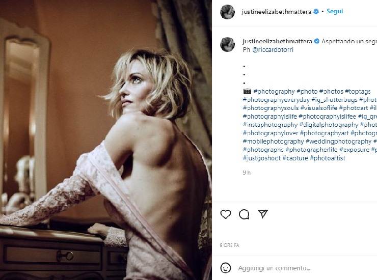 Justine Mattera posa sensuale