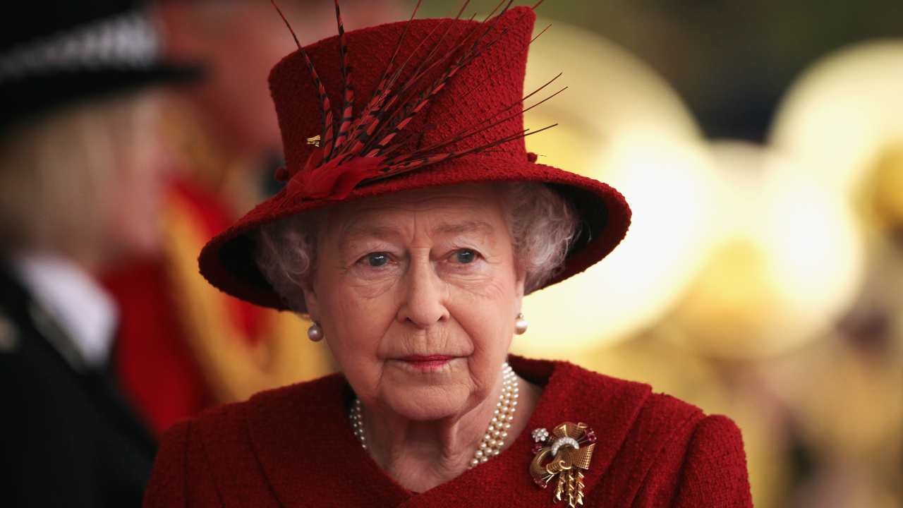 Regina Elisabetta II pensierosa Royal Family