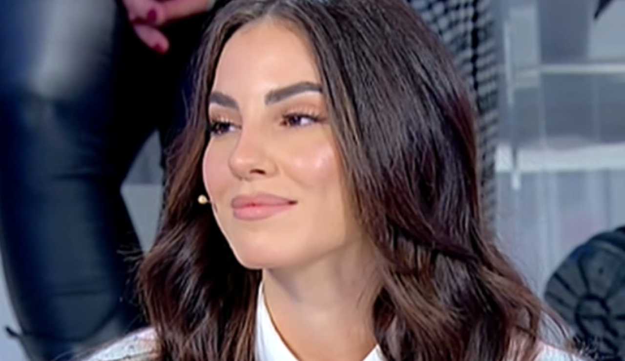 giulia de lellis uomini e donne libro mennoia 3122021 2