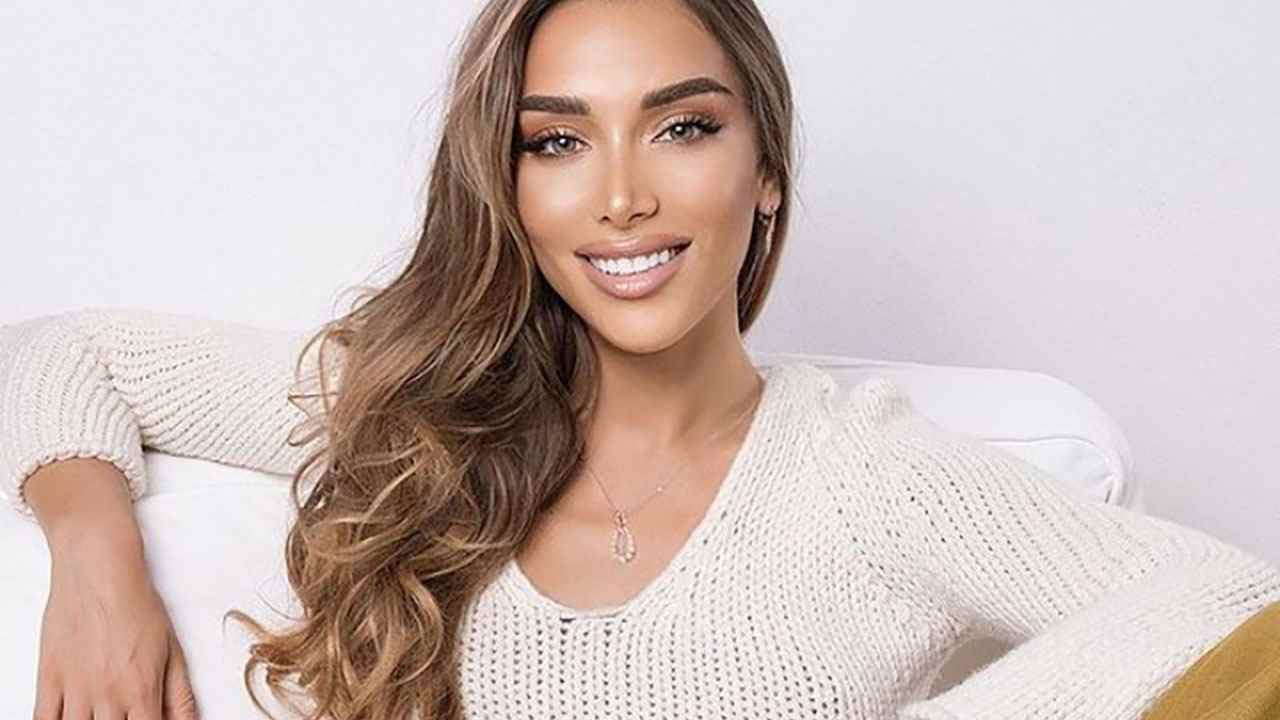 Elisa De Panicis in posa