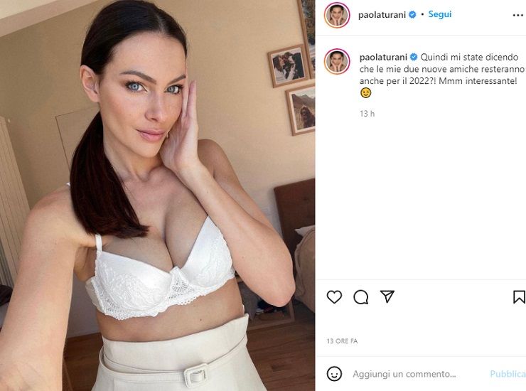 Paola Turani selfie sensuale