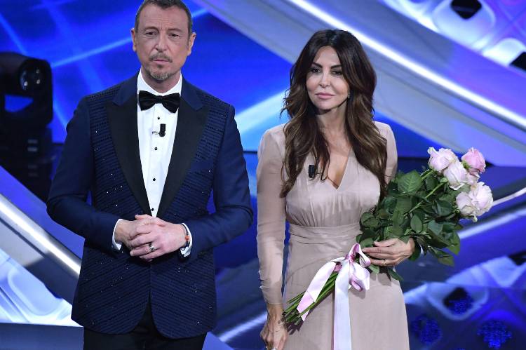 Amadeus e Sabrina Ferilli Sanremo 2022 Abito