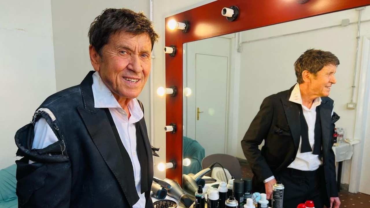 Gianni Morandi si prepara a Sanremo 2022 Smoking