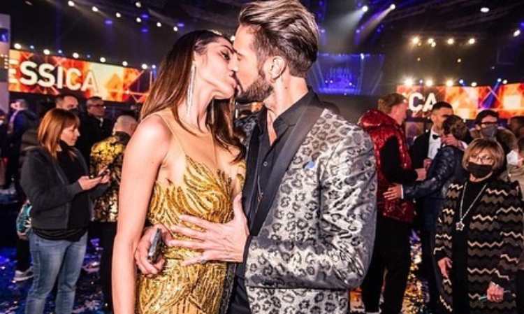 Alex Belli e Delia Duran bacio al GF Vip