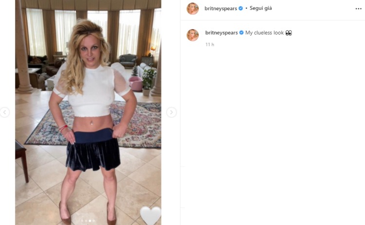 Britney Spears look maglia bianca Instagram