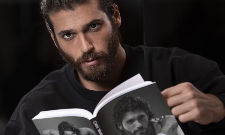 Can Yaman con il suo libro Mondadori